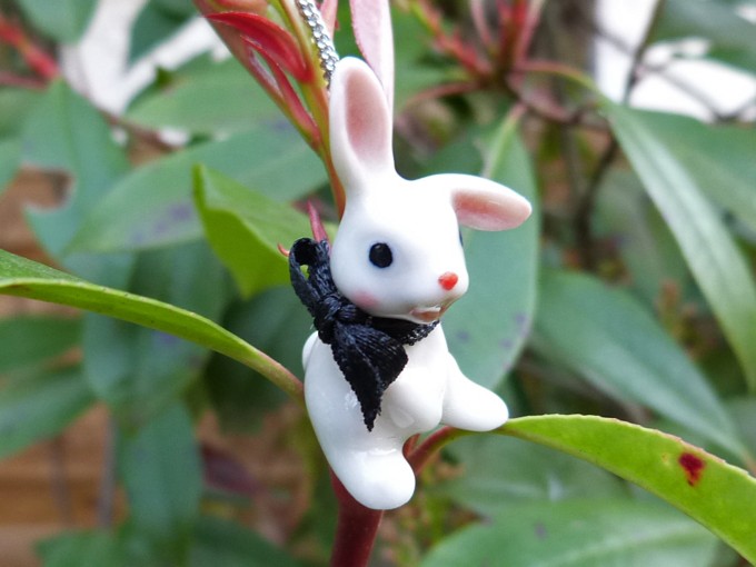 Collier Porcelaine Baby Bunny Blanc Noeud Noir Chaine Argentée