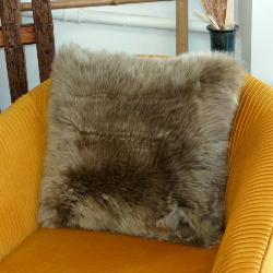 Coussin Peau de Mouton Taupe Fibre by Auskin