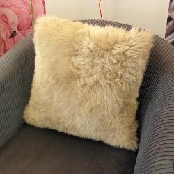 Coussin Peau de Mouton Dark Linen Fibre by Auskin